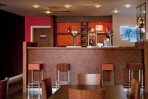 Holiday Inn Express Slough Ngoại thất bức ảnh